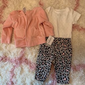 Carters 0-3 outfits, sweatshirt NWT/EUC